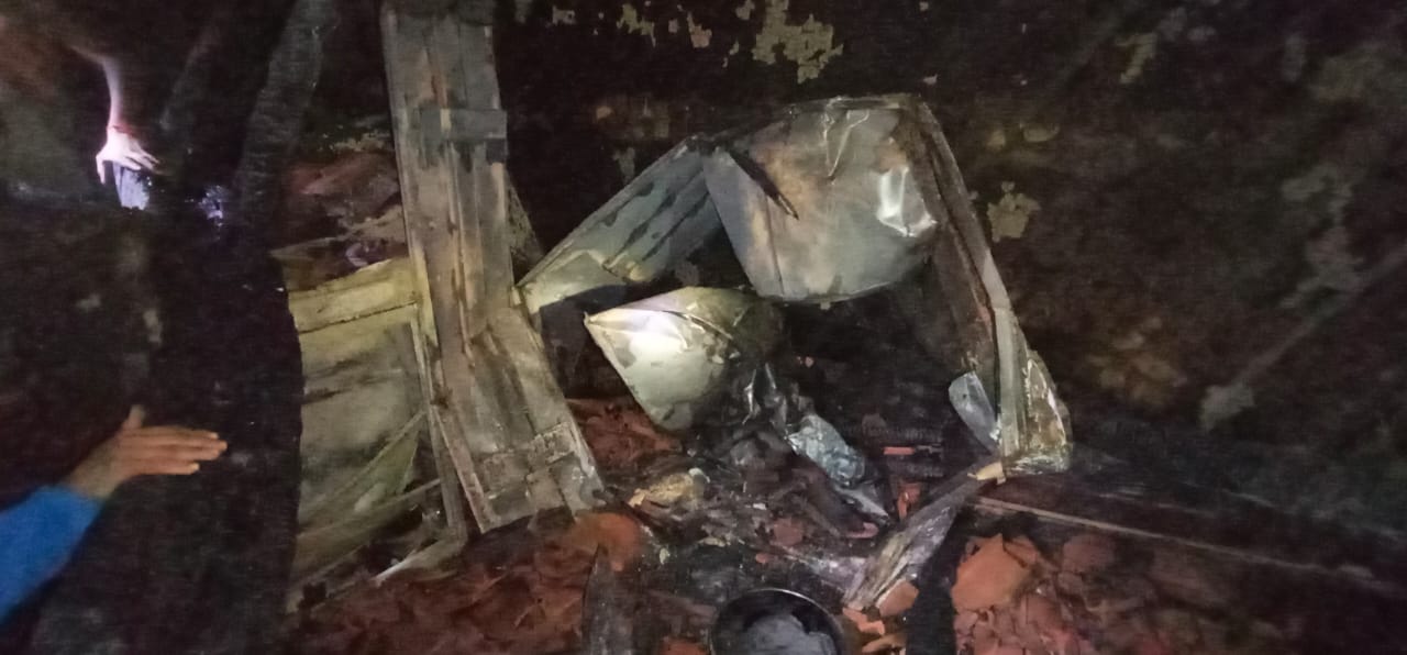 गैस सिलेंडर में अचानक गैस रिसाव से विस्फोट, तीन घरों में लगी आग से घरेलू सामान नगदी व ज़ेवर हुए जल कर राख | New India Times