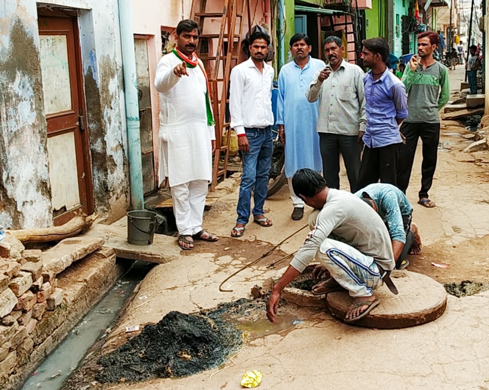 कांग्रेसी नेता सत्येन्द्र शर्मा ने सुभाषपुरा में चलाया सफाई अभियान | New India Times