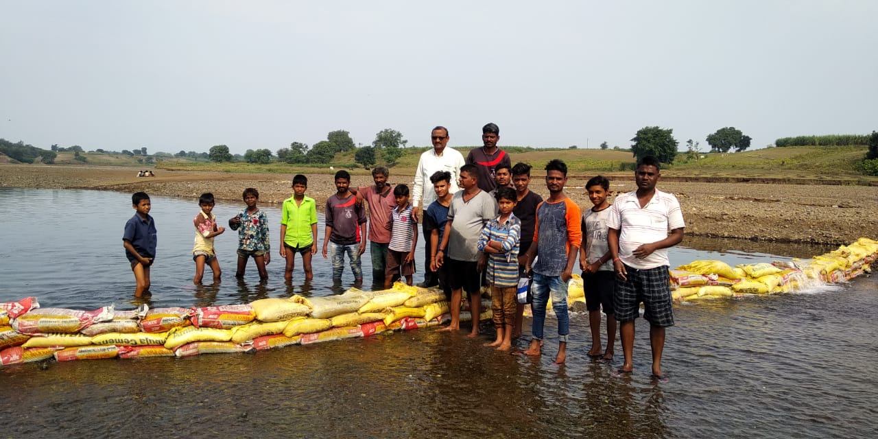 जननायक बिरसा की जयंती पर बोरी बंधान बनाकर युवकों ने जल संरक्षण का दिया संदेश | New India Times