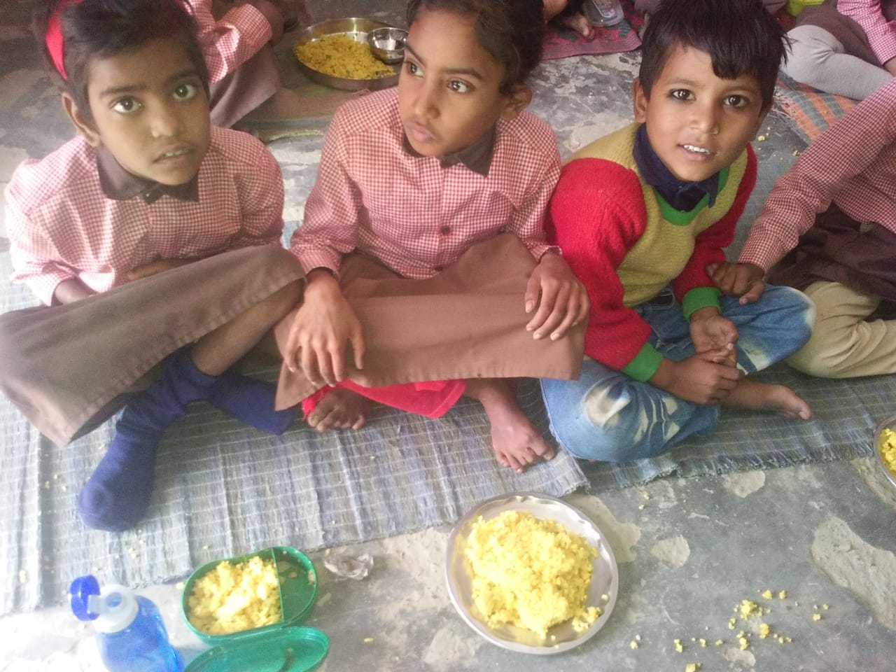 मानकों की धज्जियां उड़ा कर बच्चों को परोसा जा रहा है घटिया भोजन | New India Times