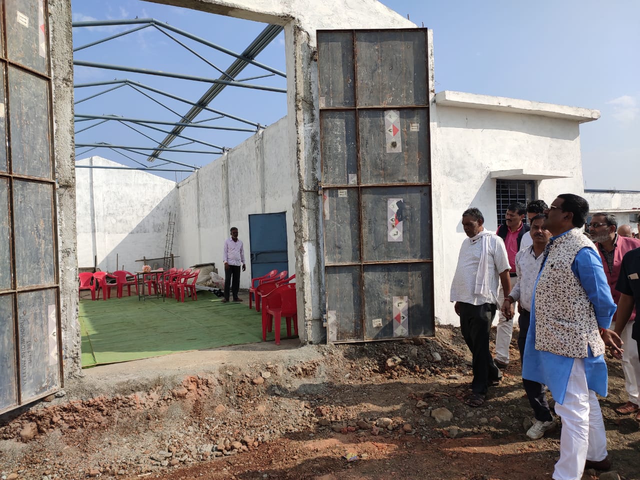 मंत्री हर्ष यादव ने ग्राम रेंगाझोली में बन रही गौशाला का किया औचक निरीक्षण | New India Times