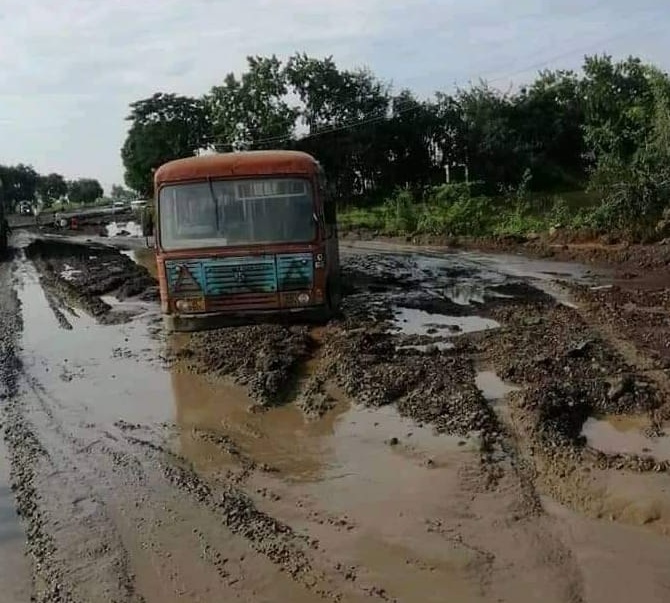 बारिश से जर्जर हुआ औरंगाबाद राजमार्ग, सड़क दलदल में तब्दील | New India Times