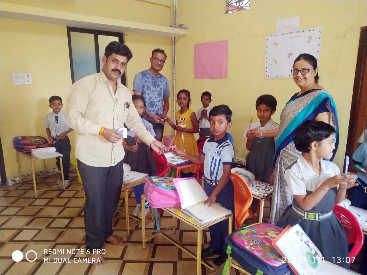 ज्ञान पंचमी के अवसर पर विद्यार्थीयों को वितरित किए गए बाल पेन | New India Times