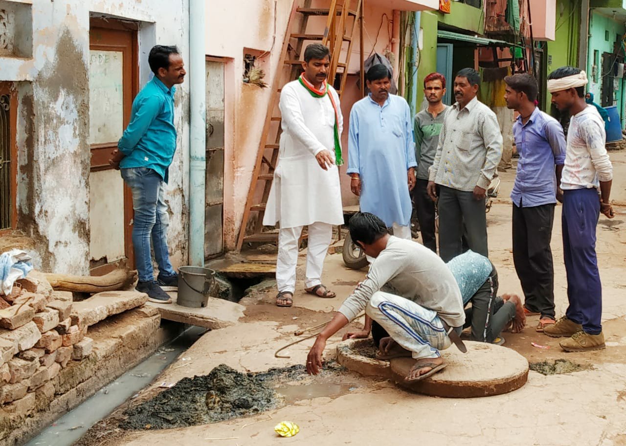 कांग्रेसी नेता सत्येन्द्र शर्मा ने सुभाषपुरा में चलाया सफाई अभियान | New India Times