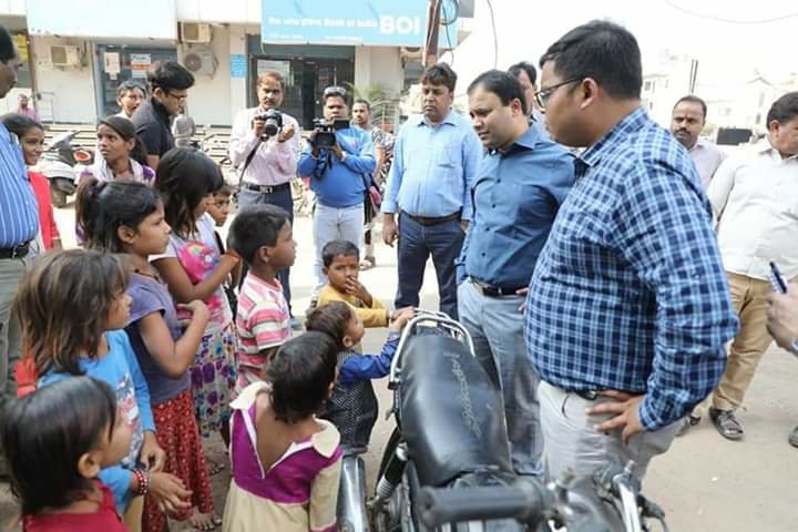 कलेक्टर अनुराग चौधरी और कैबिनेट मंत्री प्रदुमन सिंह के प्रयासों से गरीबी के कारण पढ़ाई से वंचित बच्चे भी अब जायेगें स्कूल: एसपी नवनीत भसीन | New India Times