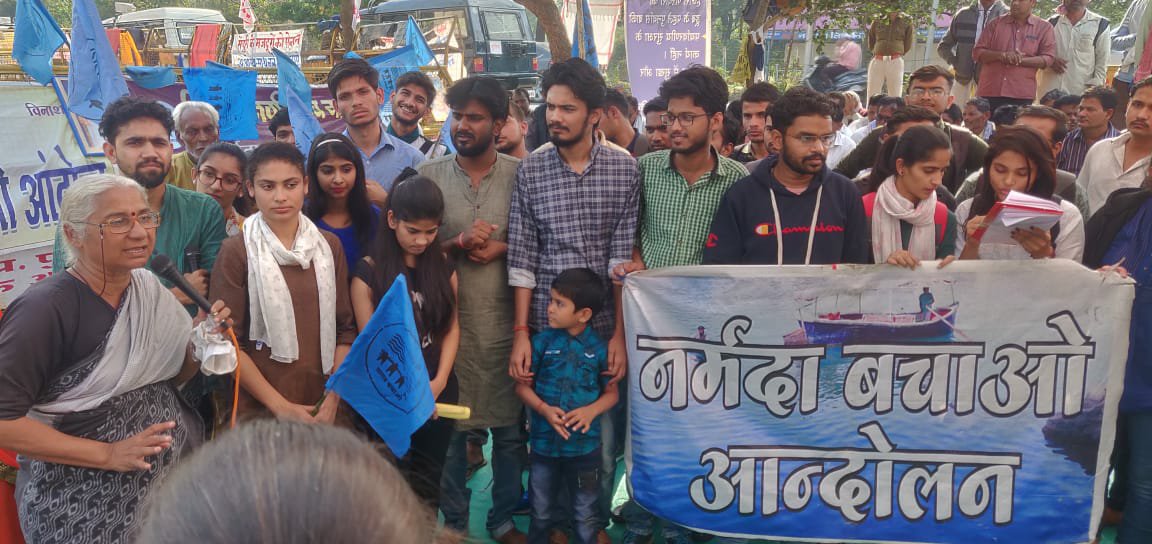 माखनलाल चतुर्वेदी विश्वविद्यालय के विद्यार्थीयों ने जारी नर्मदा आंदोलन के धरना सत्याग्रह को दिया समर्थन | New India Times