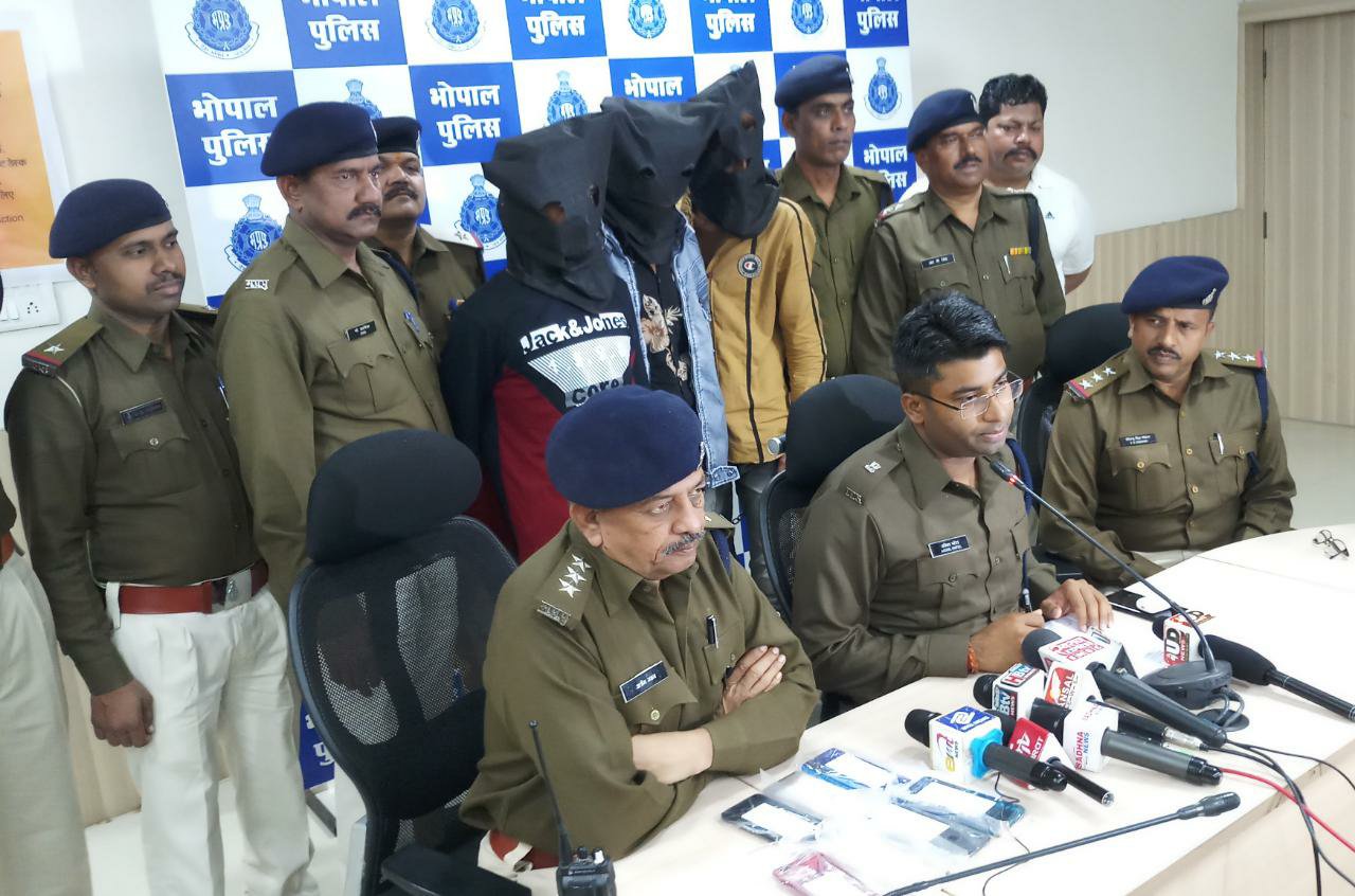 चोरी व लूट के तीन आरोपियों को भोपाल पुलिस ने गिरफ्तार कर किया माल बरामद | New India Times