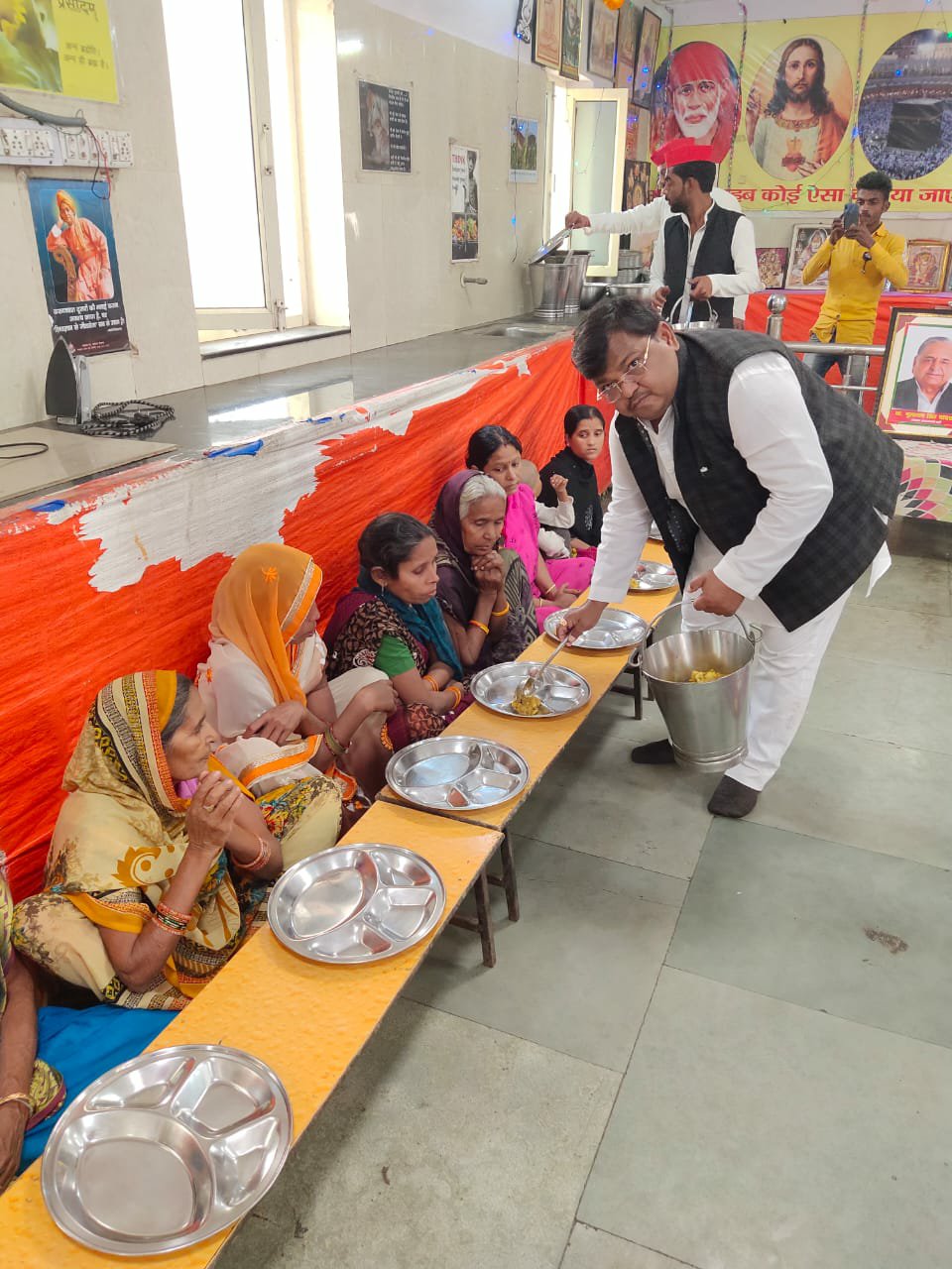भोजन परोस कर लखनऊ में मनाया गया मुलायम सिंह यादव का जन्मदिन | New India Times