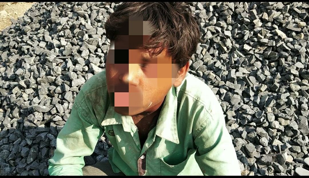कैबिनेट मंत्री के क्षेत्र के ग्राम पंचायत चिरचिटा सुखजू के नाबालिग बच्चों से कराया जा रहा काम, बालश्रम कानून की उड़ रही हैं धज्जियां | New India Times