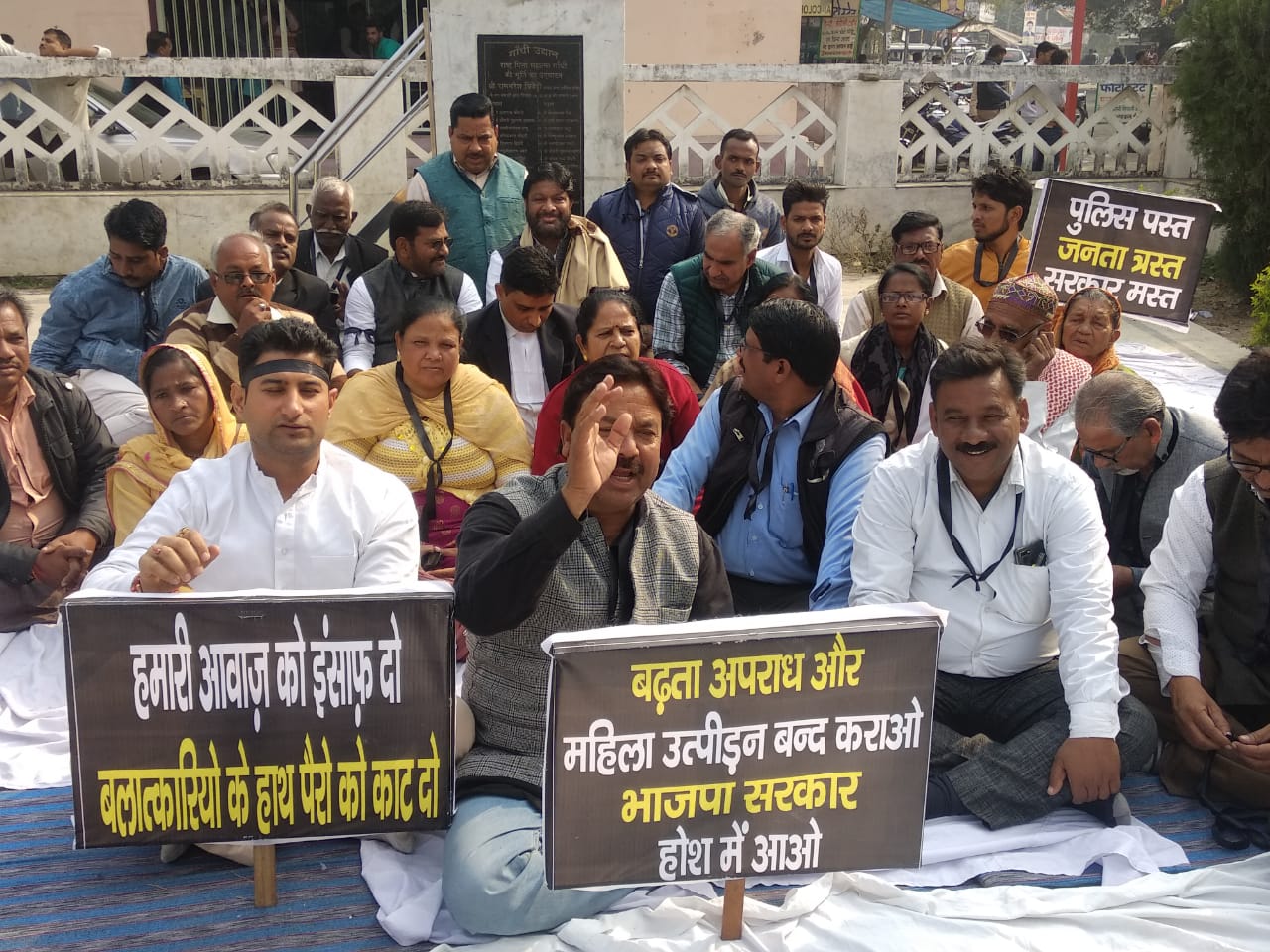 उत्तर प्रदेश में बढ़ते यौन उत्पीड़न और हत्याओं के विरोध में मुख्यमंत्री के झांसी आगमन पर हुआ विरोध-प्रदर्शन | New India Times