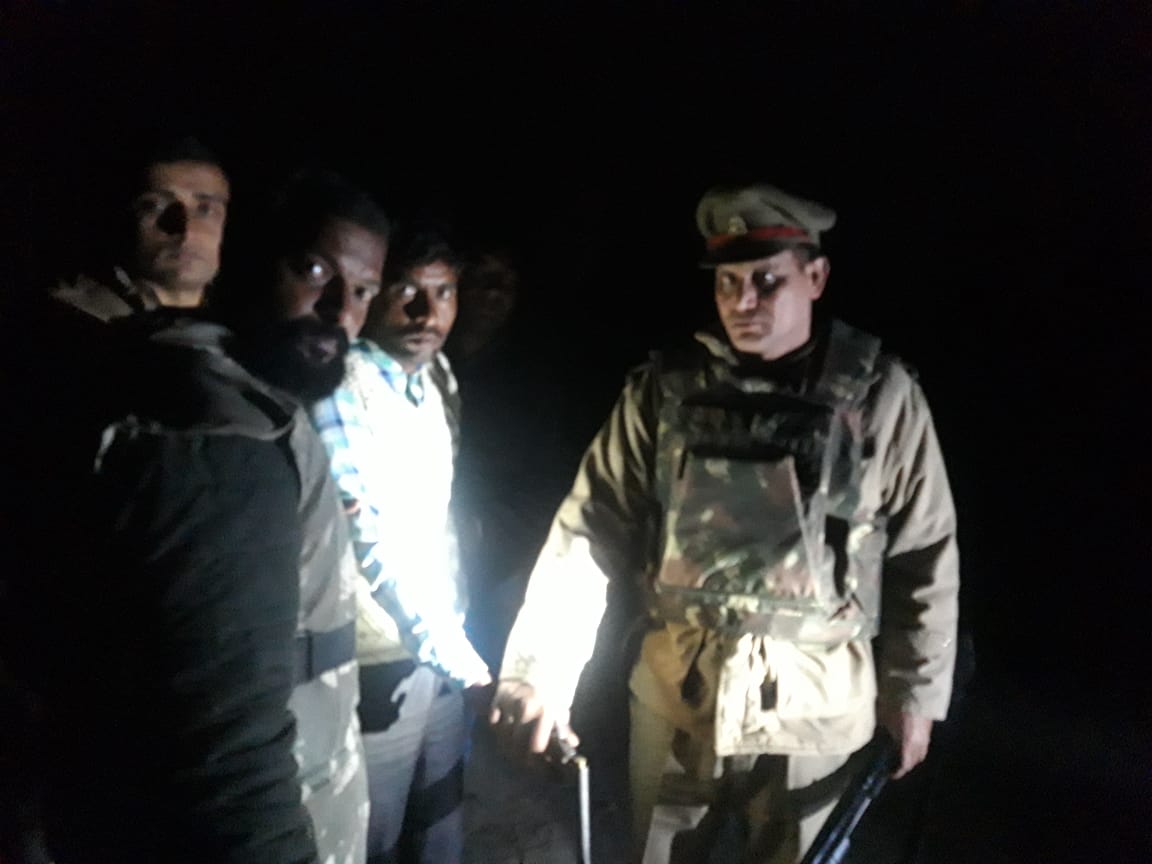 खजुरिया हत्याकांड के दो अभियुक्त पुलिस मुठभेड़ में हुए गिरफ्तार, कोतवाल के भी लगी गोली | New India Times