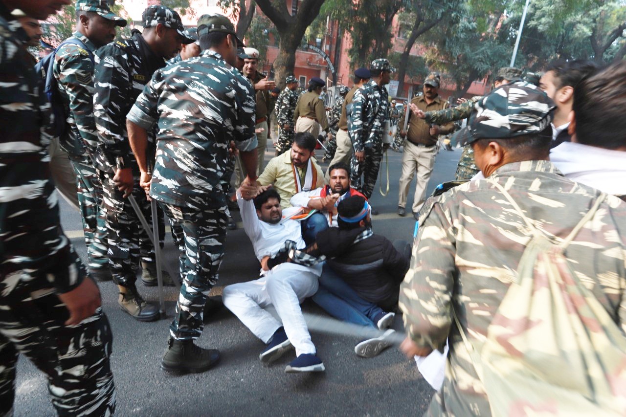 एनएसयूआई की शांतिपूर्ण छात्र अधिकारी रैली पर दिल्ली पुलिस की बर्बरतापूर्ण लाठी चार्ज | New India Times