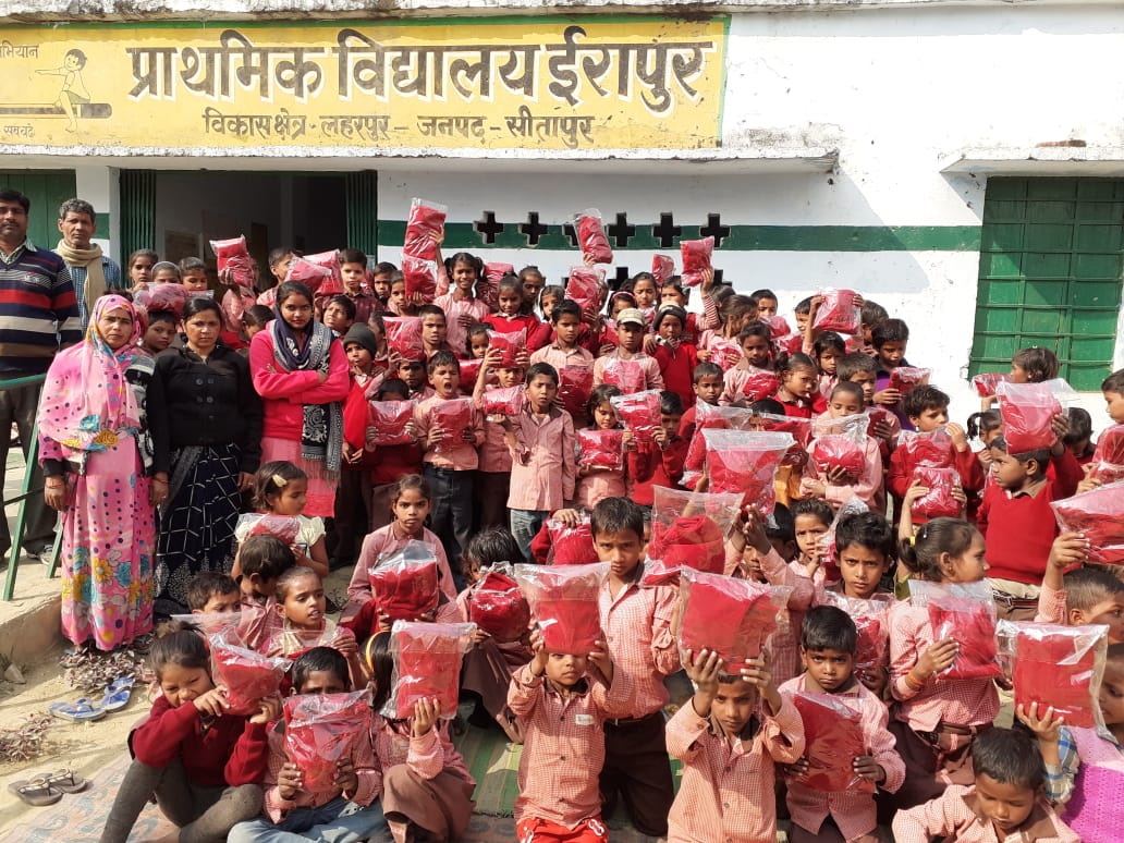 प्राथमिक विद्यालय में 152 बच्चों को विद्यालय प्रबंध समिति की उपस्थिति में बच्चों को वितरित किए गए स्वेटर | New India Times
