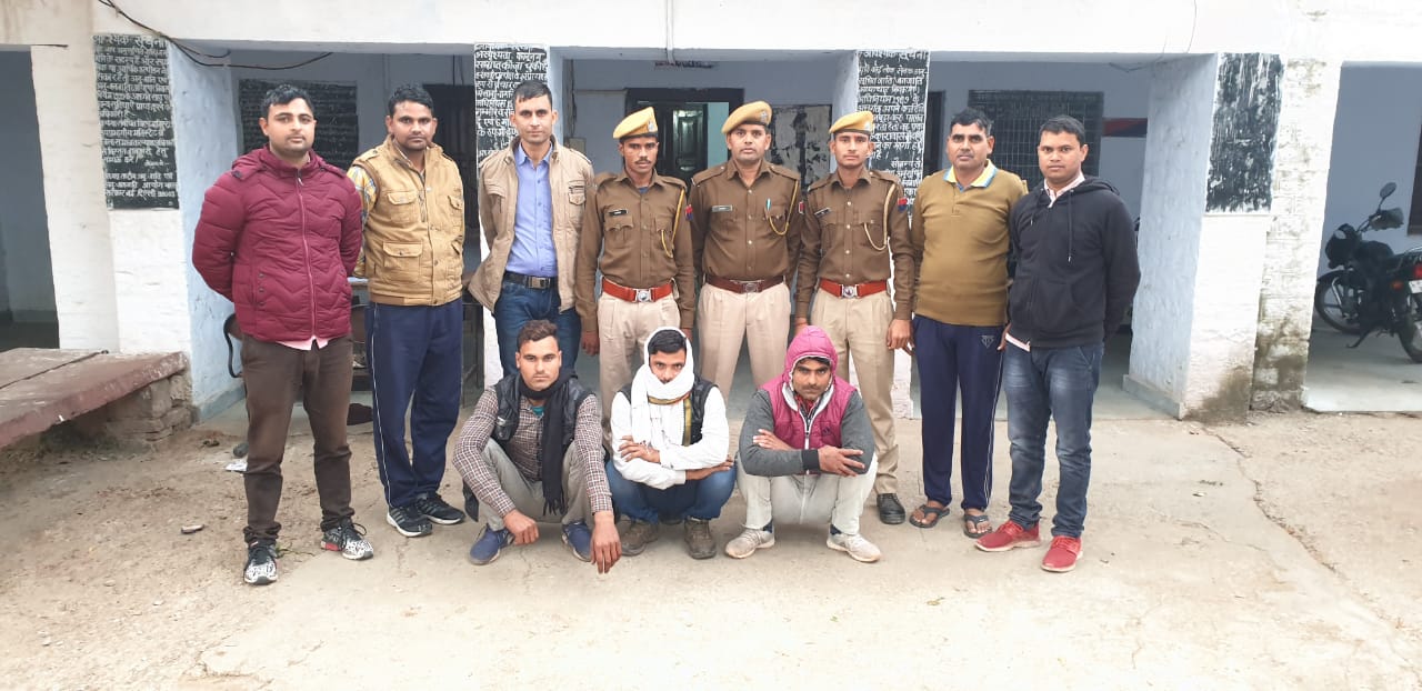 धौलपुर पुलिस ने हत्या का प्रयास करने के मामले के तीन आरोपियों को किया गिरफ्तार, एक आरोपी के कब्जे से अवैध देशी कट्टा बरामद | New India Times