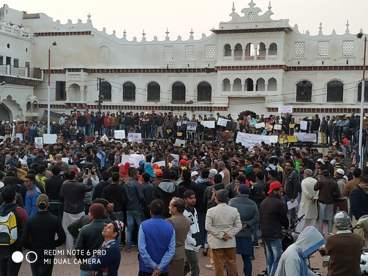 जामिया एवं अलीगढ़ यूनिवर्सिटी के विद्यार्थियों पर पुलिस हिंसा के ख़िलाफ़ भोपाल में हुआ ज़बर्दस्त विरोध प्रदर्शन | New India Times