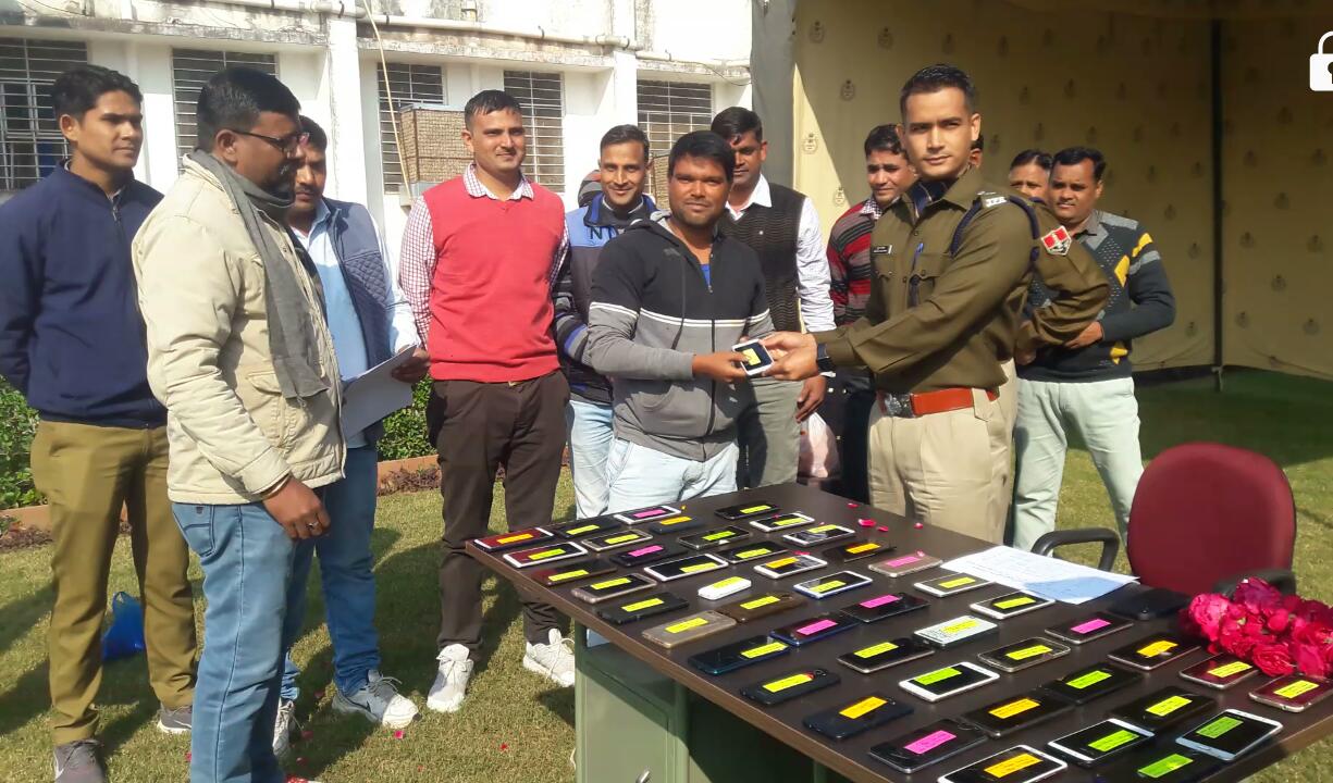 धौलपुर पुलिस अधीक्षक श्री मृदुल कच्छावा के निर्देशन में साइबर टीम ने विशेष अभियान चला कर लगभग 6 लाख रुपये कीमत के चोरी के 50 मोबाइलों को किया बरामद | New India Times
