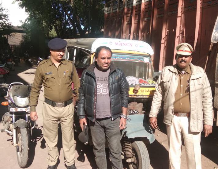 थाना गौतम नगर पुलिस ने अवैध शराब तस्कर को किया गिरफ्तार, पूछताछ करने पर चोरी का एक आपे व मोटरसाइकिल समेत 241,000/- रूपये का माल बरामद | New India Times