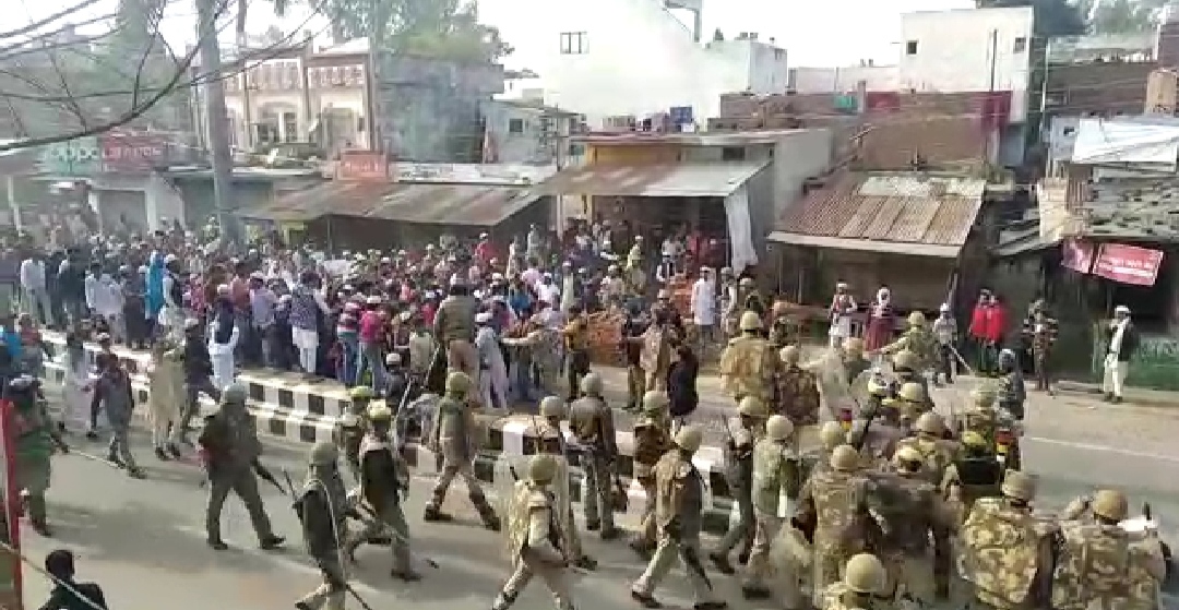नागरिकता संशोधन कानून के विरोध में लहरपुर कस्बा में लोगों ने सड़कों पर उतर कर किया जोरदार विरोध-प्रदर्शन | New India Times