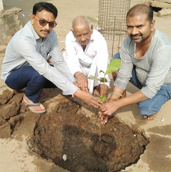 हर घर एक पौधा लगाकर हरित क्रांति लाने का लिया गया संकल्प | New India Times