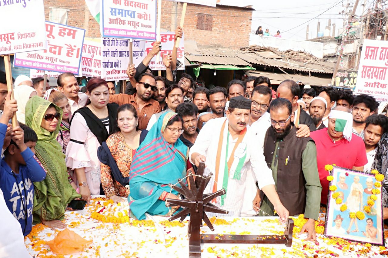 विधायक आरिफ मसूद सांसद साध्वी प्रज्ञा को बर्खास्त करने की मांग को लेकर चार दिनों से भोपाल के विभिन्न स्थानों से पद यात्रा निकाल कर कर रहे हैं विरोध प्रदर्शन | New India Times