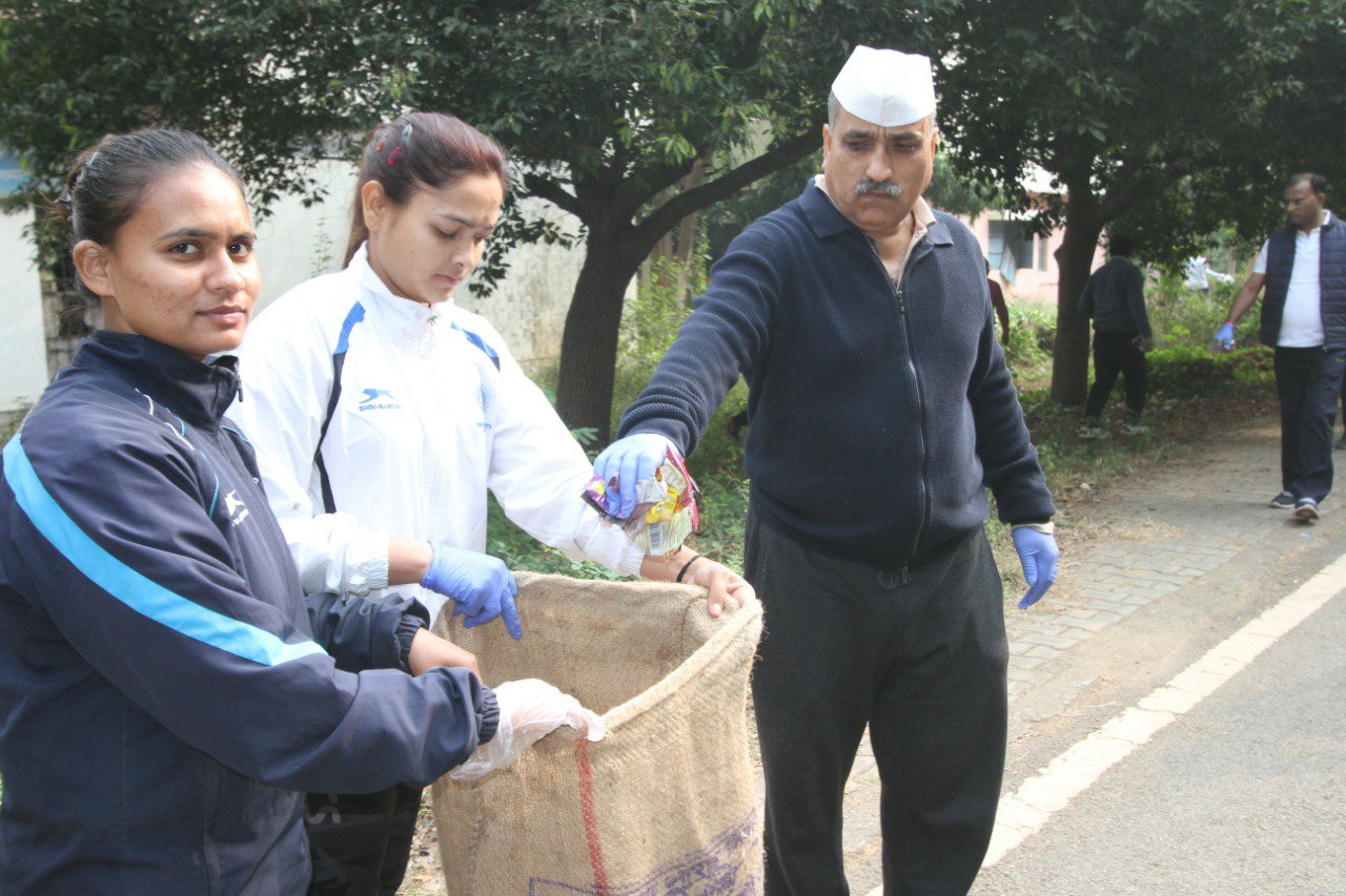 एडीजी राजाबाबू सिंह ने की गांधीगीरी, आईएमए और जेयू ने मिलकर चलाया स्वच्छता अभियान | New India Times