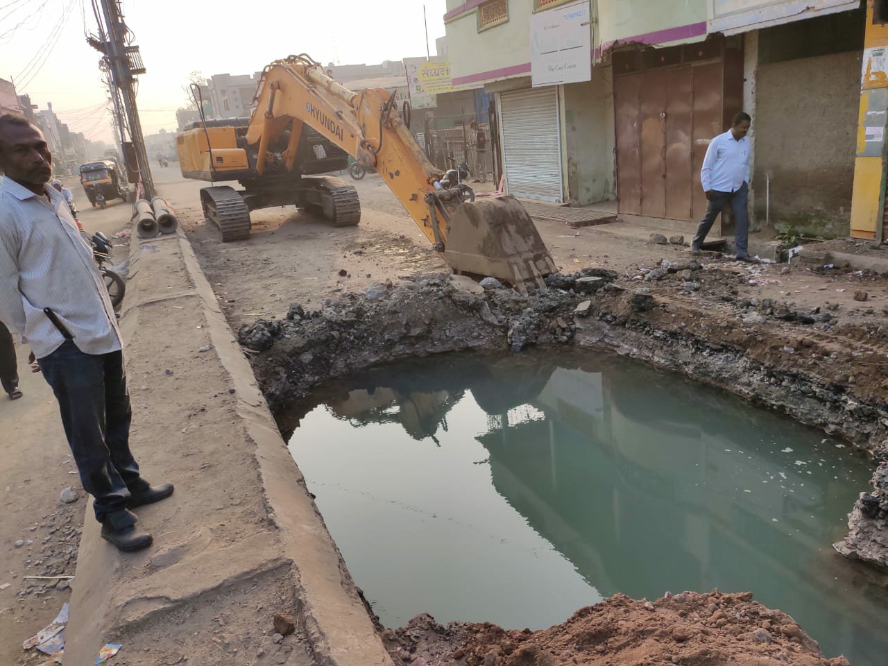 जामनेर में ठेकेदार की लापरवाही से गई 400 मुर्गियों की जान, 70 करोड़ की लागत से लापरवाही से बनाई जा रही नालियां दे रही हैं दुर्घटनाओं को दावत | New India Times