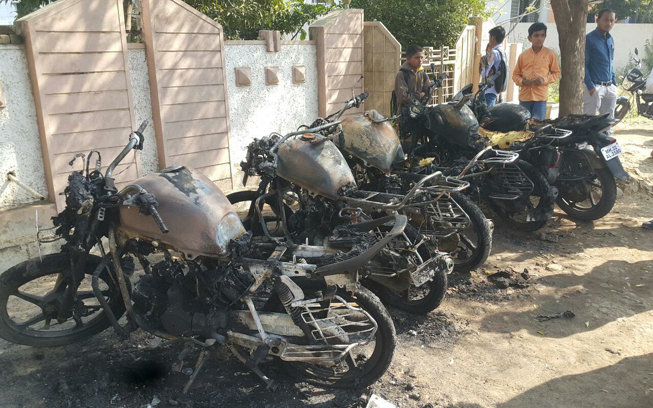 असामाजिक तत्वों ने पांच मोटर साइकिलों में लगाई आग, अज्ञात लोगों के खिलाफ पुलिस स्टेशन में मामला दर्ज | New India Times