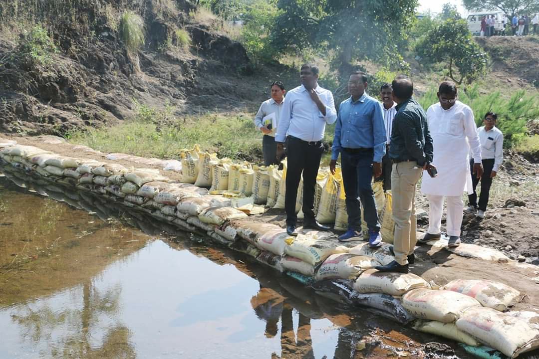 कलेक्टर, क्षेत्रीय विधायक सहित अधिकारियों ने ग्राम झिरी तथा मगरूल में बोरीबंधान कार्य का किया अवलोकन | New India Times