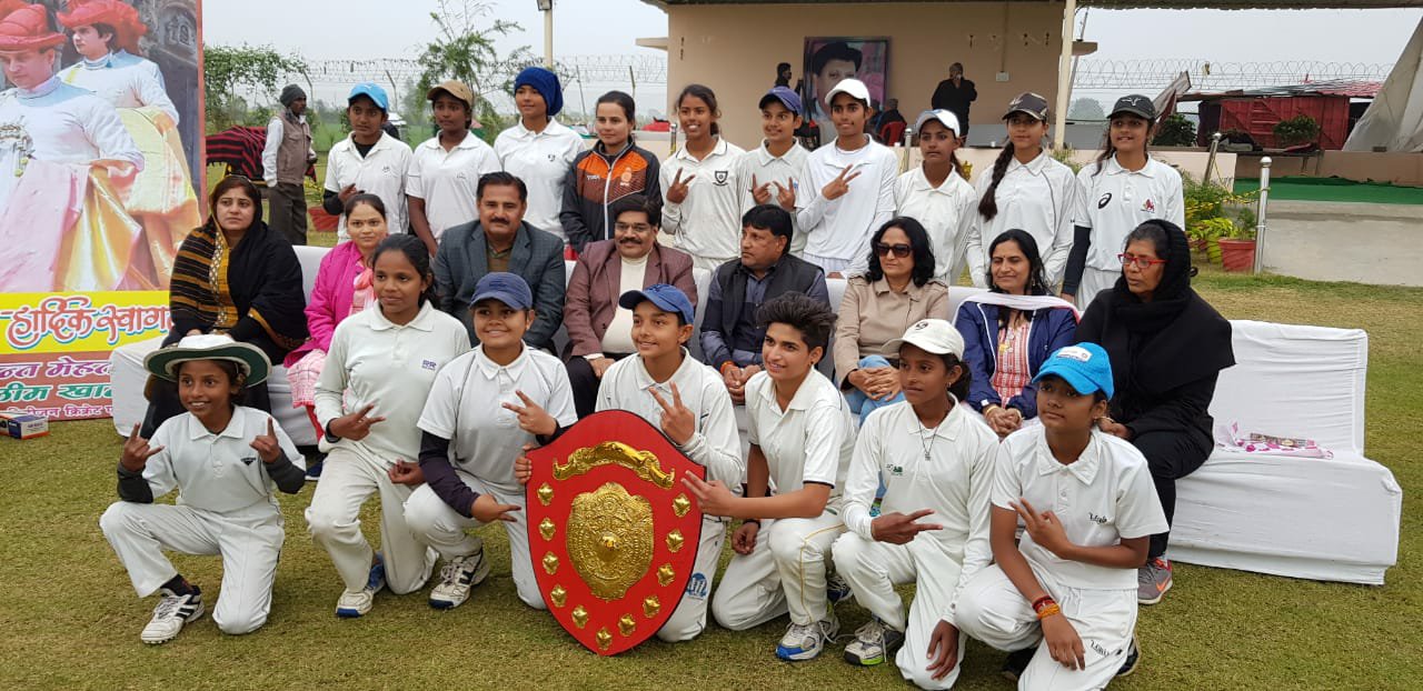 अंडर-16 गर्ल्स टूर्नामेंट फाइनल विजेता रही भोपाल, मुख्य अथिति डीआईजी चंबल श्री अशोक गोयल ने दोनों टीमों को प्रदान किये पुरस्कार | New India Times