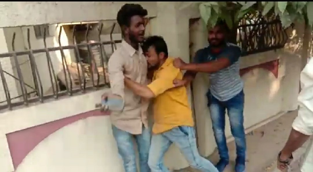 काॅलेज छात्रा को छेड़ने वाले मनचले युवा सेना अध्यक्ष की हुई जमकर पिटाई, पिटाई करते हुए वीडियो हुआ वायरल | New India Times