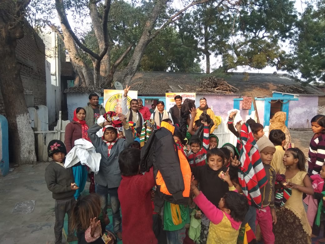 भारत सेवा न्यास के तत्वाधान में नये साल पर गरीब निर्धन असहाय बच्चों को वितरित किए गए गर्म वस्त्र | New India Times