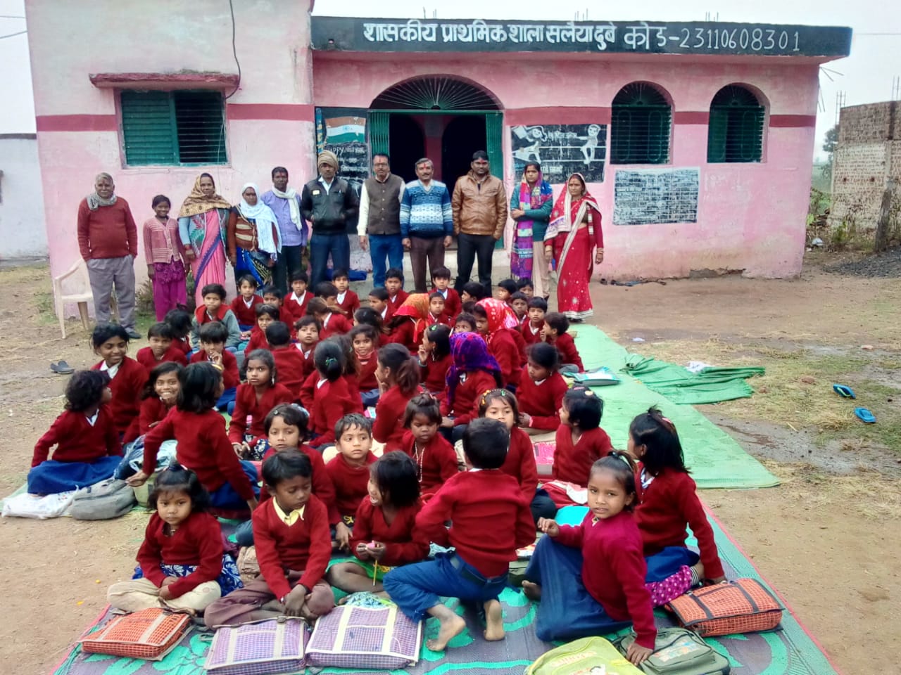 शासकीय प्राथमिक शाला सलैया दुबे में बच्चों को निःशुल्क वितरित किए स्वेटर | New India Times