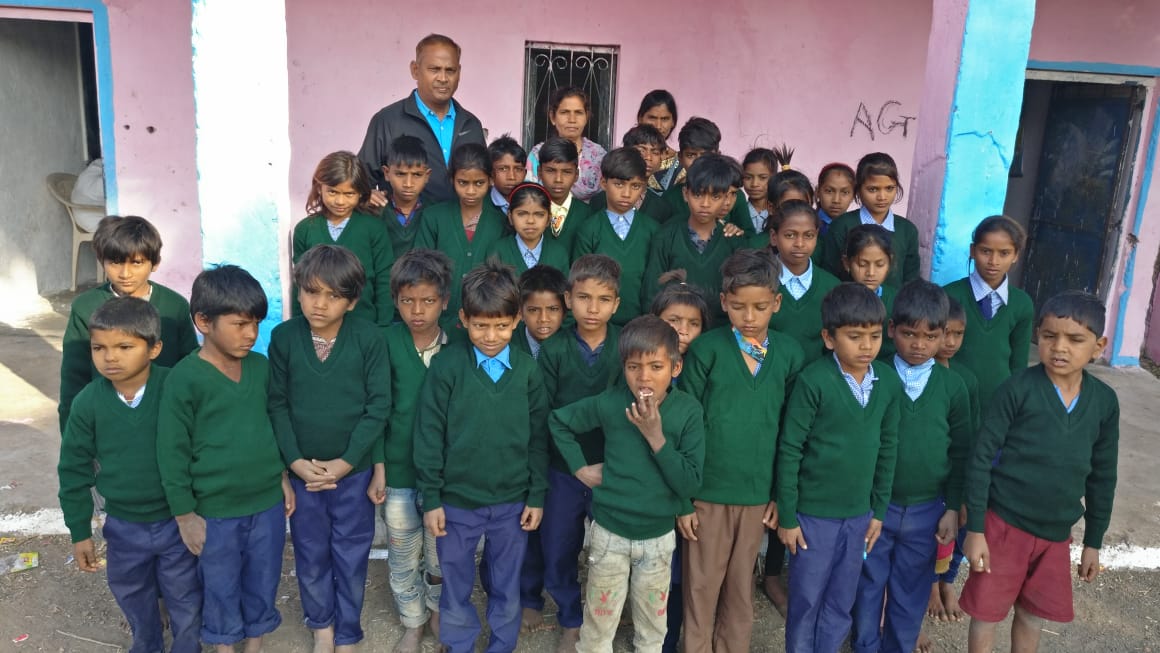 सर्द मौसम में ग्रामीण बच्चों में वितरित किए गए स्वेटर, जिला सहकारी केंद्रीय बैंक मैनेजर का सराहनीय कार्य | New India Times