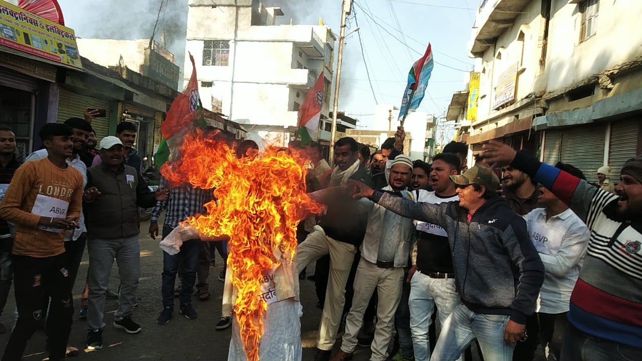 JNU दिल्ली के छात्रों के साथ हुई बर्बरता के विरोध में देवरी नगर में NSUI द्वारा विरोध-प्रदर्शन करते हुए किया गया गृहमंत्री अमित शाह का पुतला दहन | New India Times