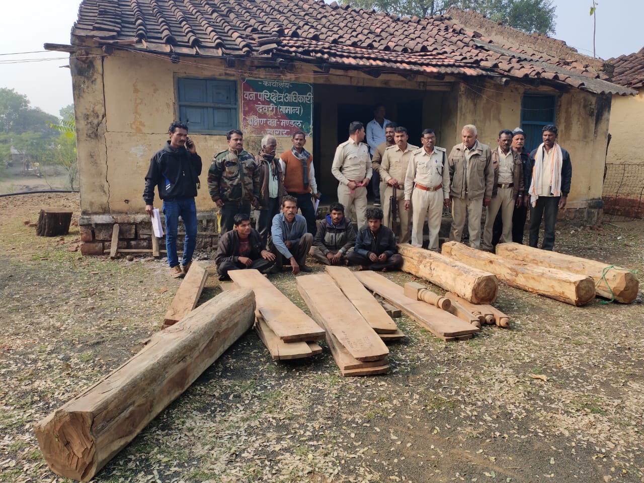 27 हजार रुपये कीमत की अवैध सागौन लकड़ी के साथ चार आरोपी गिरफ्तार | New India Times