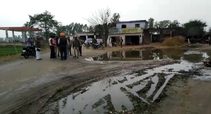 गांव के बीच रोड पर बह रहा है गंदा पानी, राहगीरों व स्कूली बच्चों को निकलने में हो रही काफी परेशानी, अचानक पहुंचे एसडीएम ने दिए तत्काल निस्तारण के निर्देश | New India Times