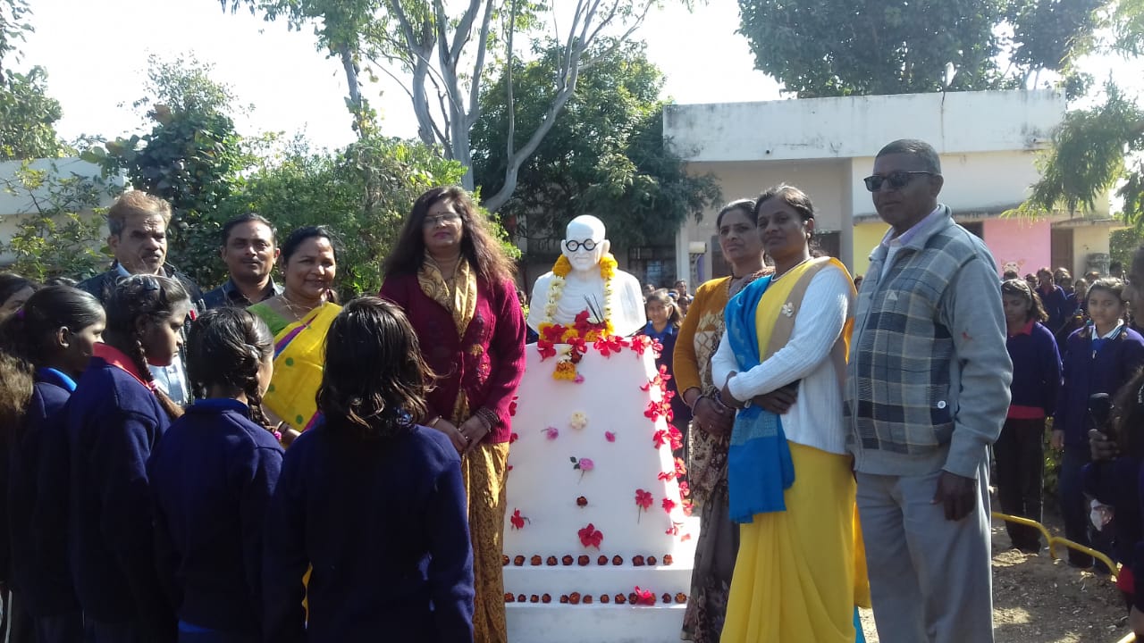 आदिवासी कन्या छात्रावास में गांधी जी की प्रतिमा का किया गया अनावरण | New India Times