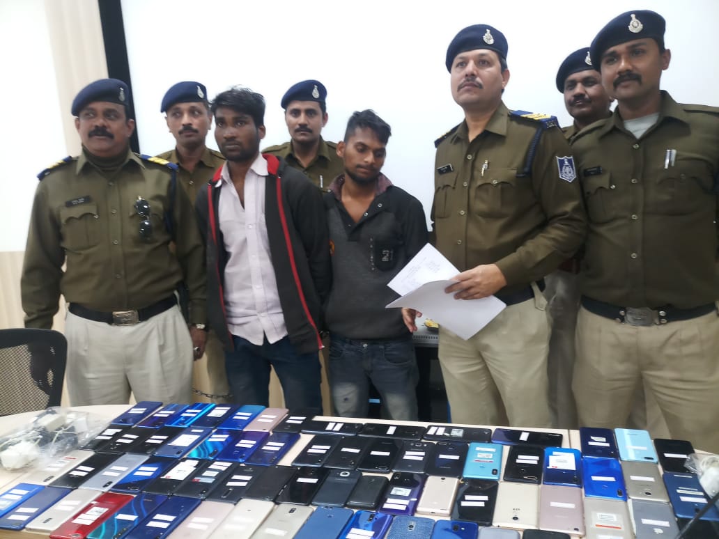 शातिर नकबजन गिरोह से हनुमानगंज पुलिस ने 7 लाख रूपये कीमत के 68 नग स्मार्ट मोबाइल फोन किया बरामद | New India Times