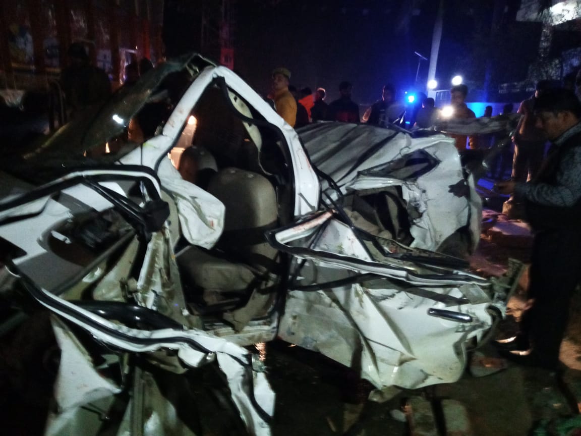 लहरपुर बिसवा मार्ग पर एक तेज़ रफ्तार कार दीवार से टकराई, तीन की मौत, तीन घायल | New India Times