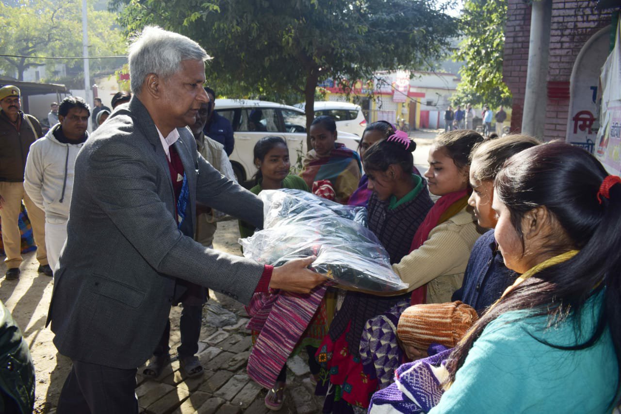 कलेक्ट्रेट स्थित ‘बेटियां टी स्टाॅल’ पहुंचे डीएम, टी-स्टाॅल स्वामी की सातों बेटियों को वितरित किये स्वेटर व कम्बल | New India Times