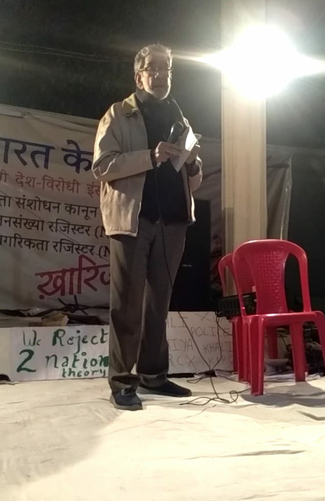 "मैं भी इंकार करता हूँ तुम्हें सरकार मानने से"। भोपाल के इकबाल मैदान के सत्याग्रह में राजेश जोशी ने किया क्रांतिकारी कविताओं का पाठ | New India Times