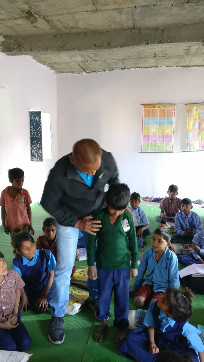 सर्द मौसम में ग्रामीण बच्चों में वितरित किए गए स्वेटर, जिला सहकारी केंद्रीय बैंक मैनेजर का सराहनीय कार्य | New India Times
