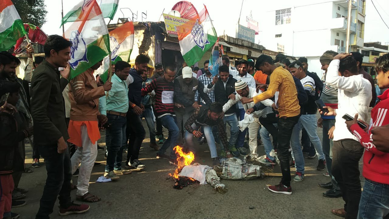 JNU दिल्ली के छात्रों के साथ हुई बर्बरता के विरोध में देवरी नगर में NSUI द्वारा विरोध-प्रदर्शन करते हुए किया गया गृहमंत्री अमित शाह का पुतला दहन | New India Times