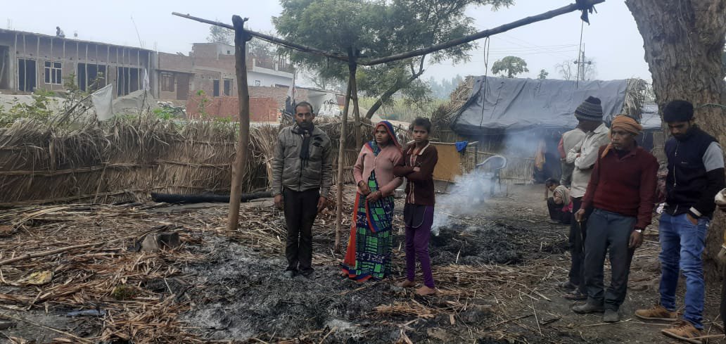 झोंपड़ी में अचानक लगी आग से घरेलू सामान जलकर राख | New India Times