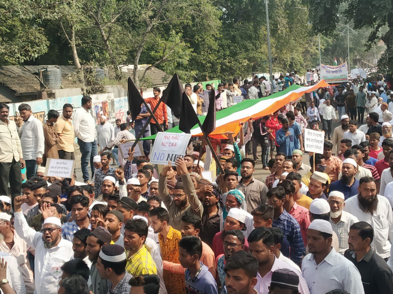 300 मीटर का तिरंगा झंडा बुलंद करते हुए एनआरसी, सीएए व ईवीएम का विरोध करते हुए निकाली गई रैली | New India Times