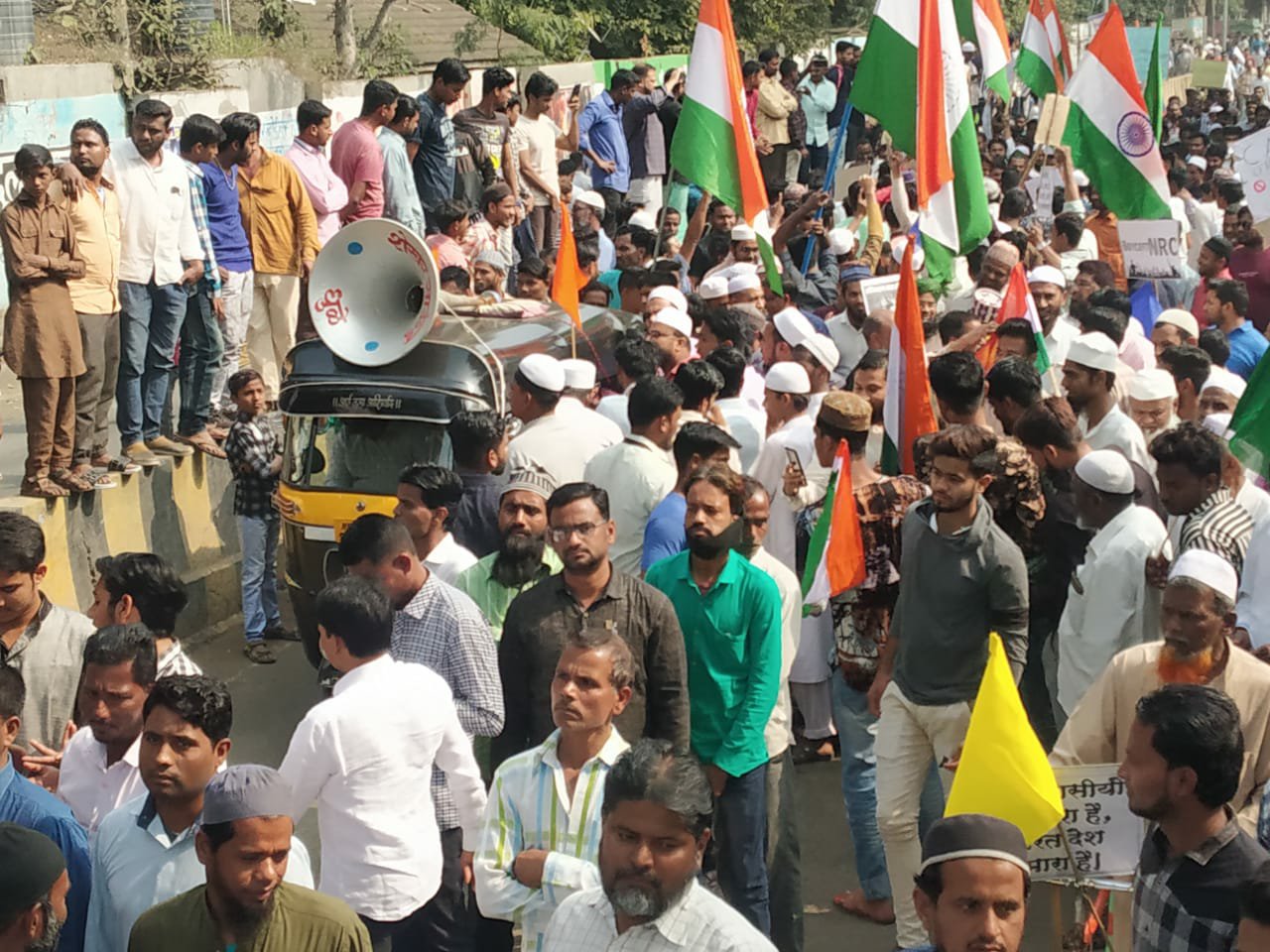 300 मीटर का तिरंगा झंडा बुलंद करते हुए एनआरसी, सीएए व ईवीएम का विरोध करते हुए निकाली गई रैली | New India Times