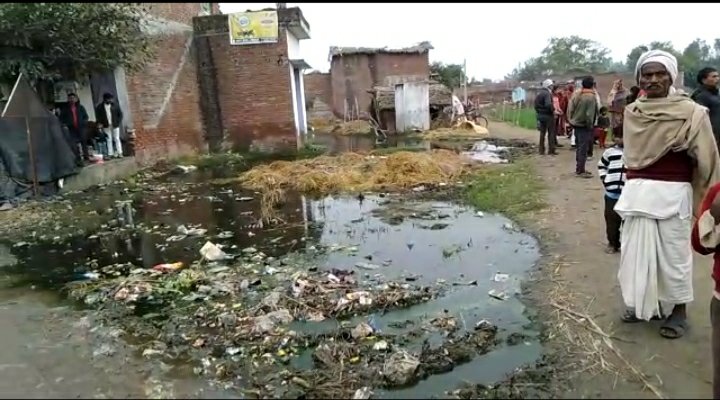 गांव के बीच रोड पर बह रहा है गंदा पानी, राहगीरों व स्कूली बच्चों को निकलने में हो रही काफी परेशानी, अचानक पहुंचे एसडीएम ने दिए तत्काल निस्तारण के निर्देश | New India Times