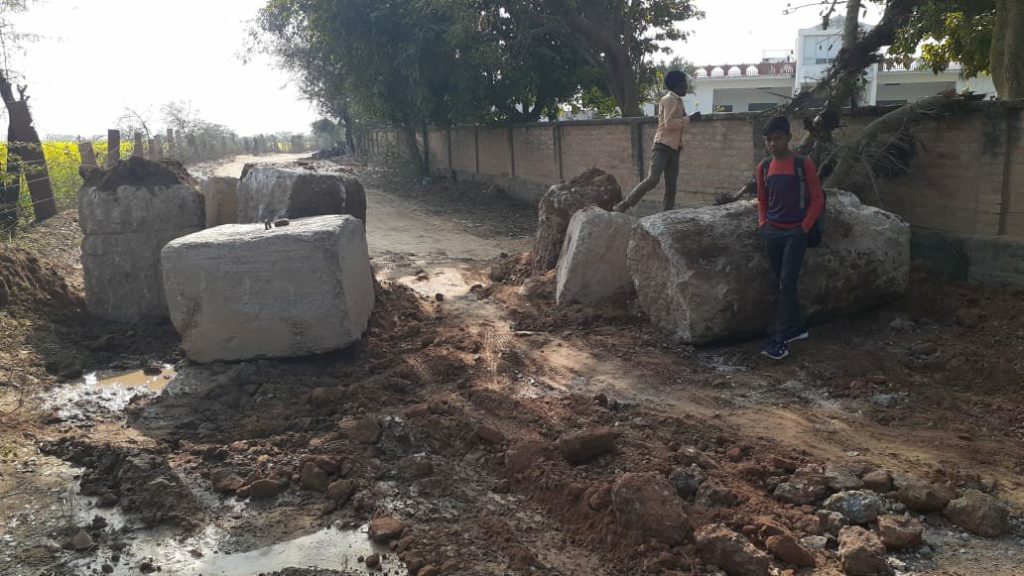 धौलपुर पुलिस ने प्रतिबंधित चम्बल रेती निकासी वाले रास्तों को जेसीबी से पत्थर रख कर कराया बंद | New India Times