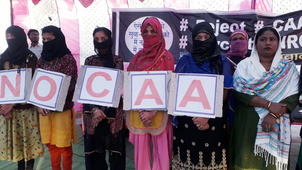 मुंह पर काली पट्टी, गले में तख्तियां व हाथ बांधकर जताया सीएए-एनआरसी का विरोध, संविधान की रक्षा के लिये 22 महिलाओं ने रखा रोज़ा | New India Times