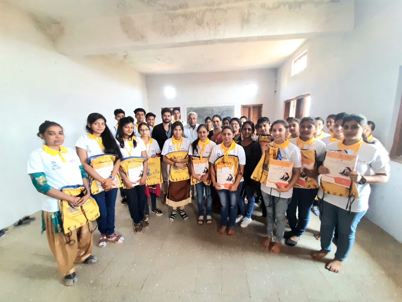 प्रधानमंत्री कौशल विकास योजना के तहत प्रशिक्षणार्थियों को किया गया यूनिफॉर्म और पुस्तक वितरण | New India Times